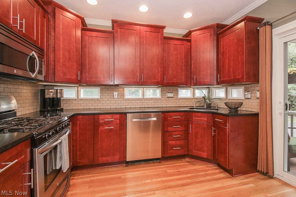 4761 Landchester Road Cleveland, OH 44109 - Photo 8 of 35 Kitchen