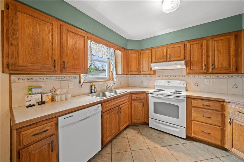931 Westminster Road Endicott, NY 13760 - Photo 8 of 48