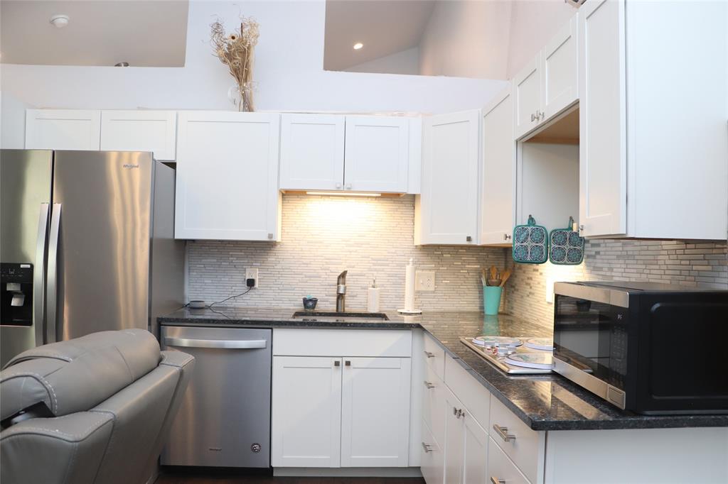 5614 Pleasant Ridge Road Dallas, TX 75236 - Photo 20 of 23 a kitchen with granite countertop a sink stove and refrigerator