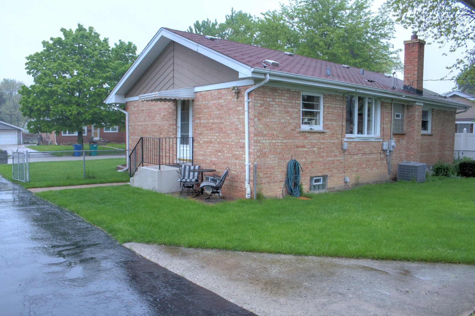 5917 108th Place Chicago Ridge, IL 60415 - Photo 34 of 34 a front view of a house with a garden