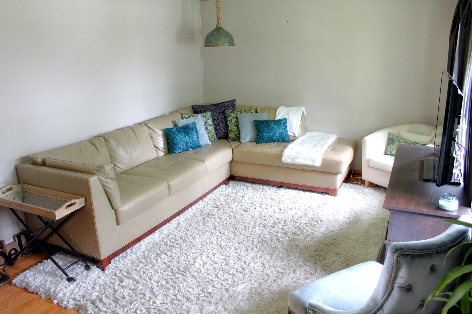 5917 108th Place Chicago Ridge, IL 60415 - Photo 6 of 34 a living room with furniture and a couch