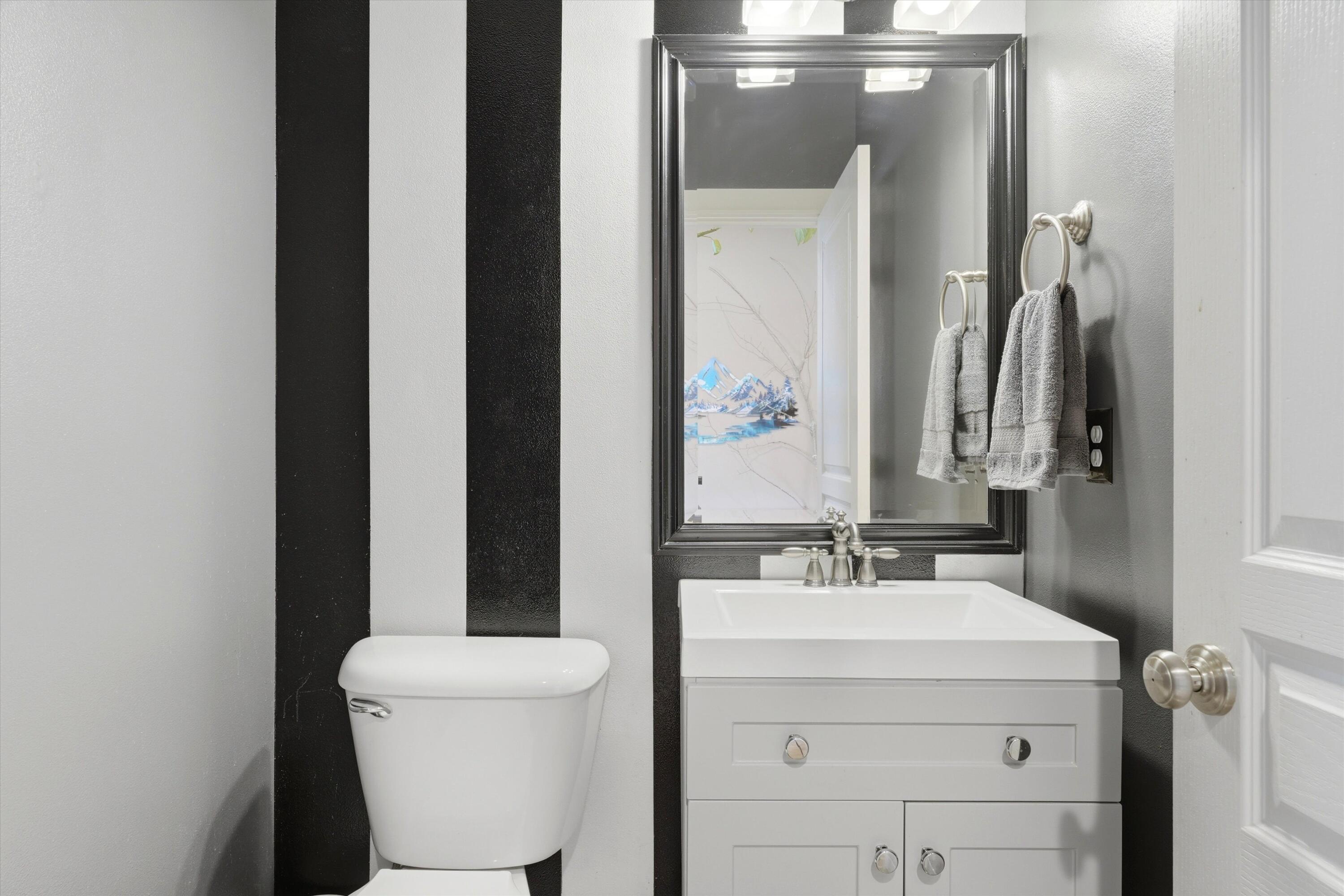 61235 Splendor Lane Bend, OR 97702 - Photo 21 of 52 Retouched guest bathroom
