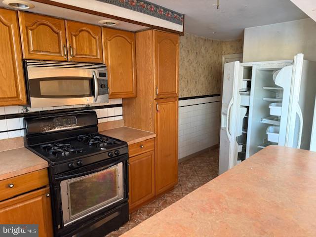 337 Copley Road Upper Darby, PA 19082 - Photo 4 of 13 Cozy kitchen with warm wood accents.