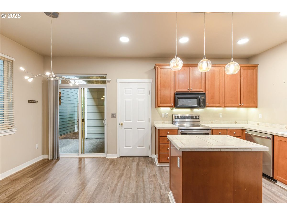 521 Northeast Suttle Street Portland, OR 97211 - Photo 11 of 40