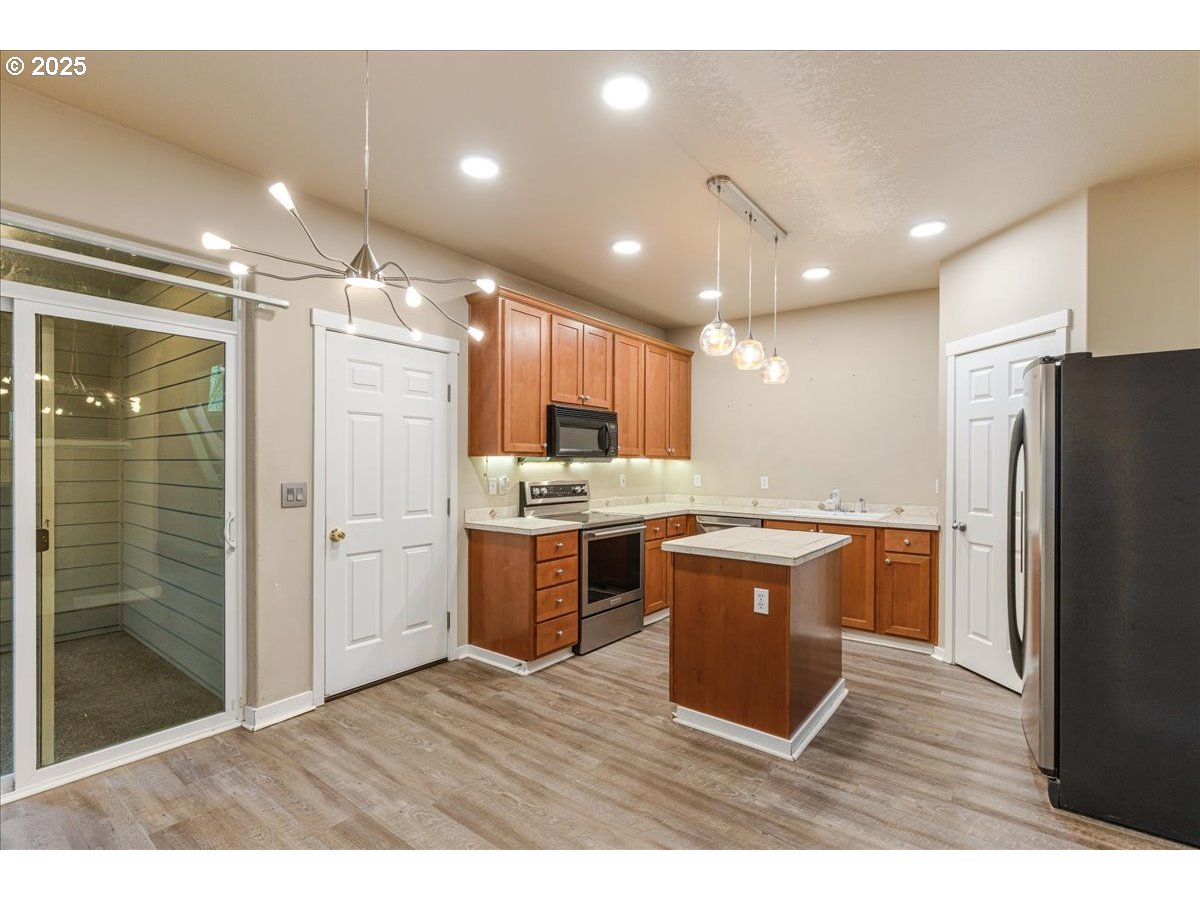 521 Northeast Suttle Street Portland, OR 97211 - Photo 12 of 40