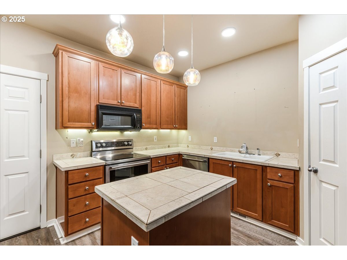 521 Northeast Suttle Street Portland, OR 97211 - Photo 13 of 40