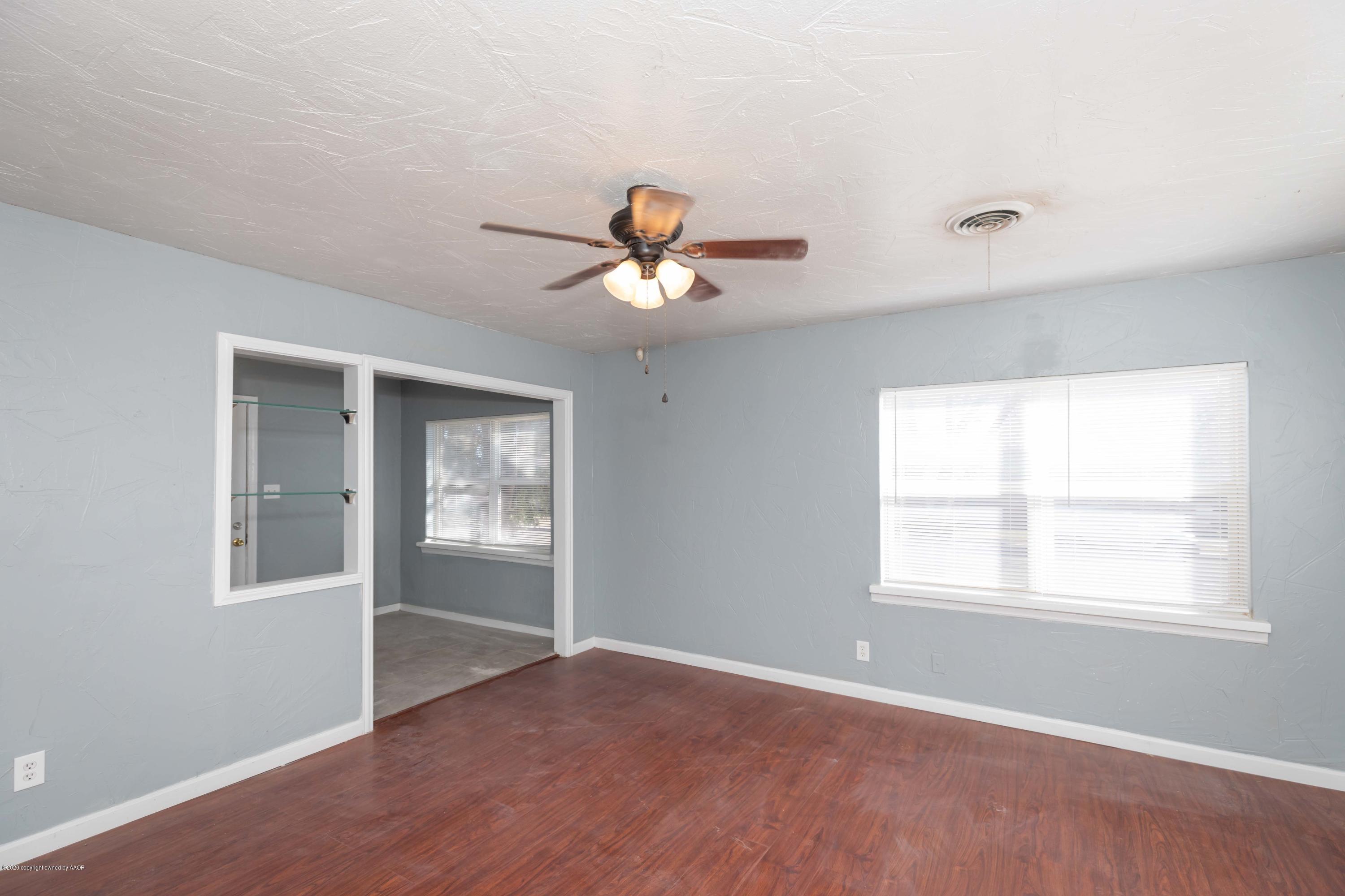 2808 Royal Road Amarillo, TX 79106 - Photo 8 of 26 LIVING ROOM VIEW 4