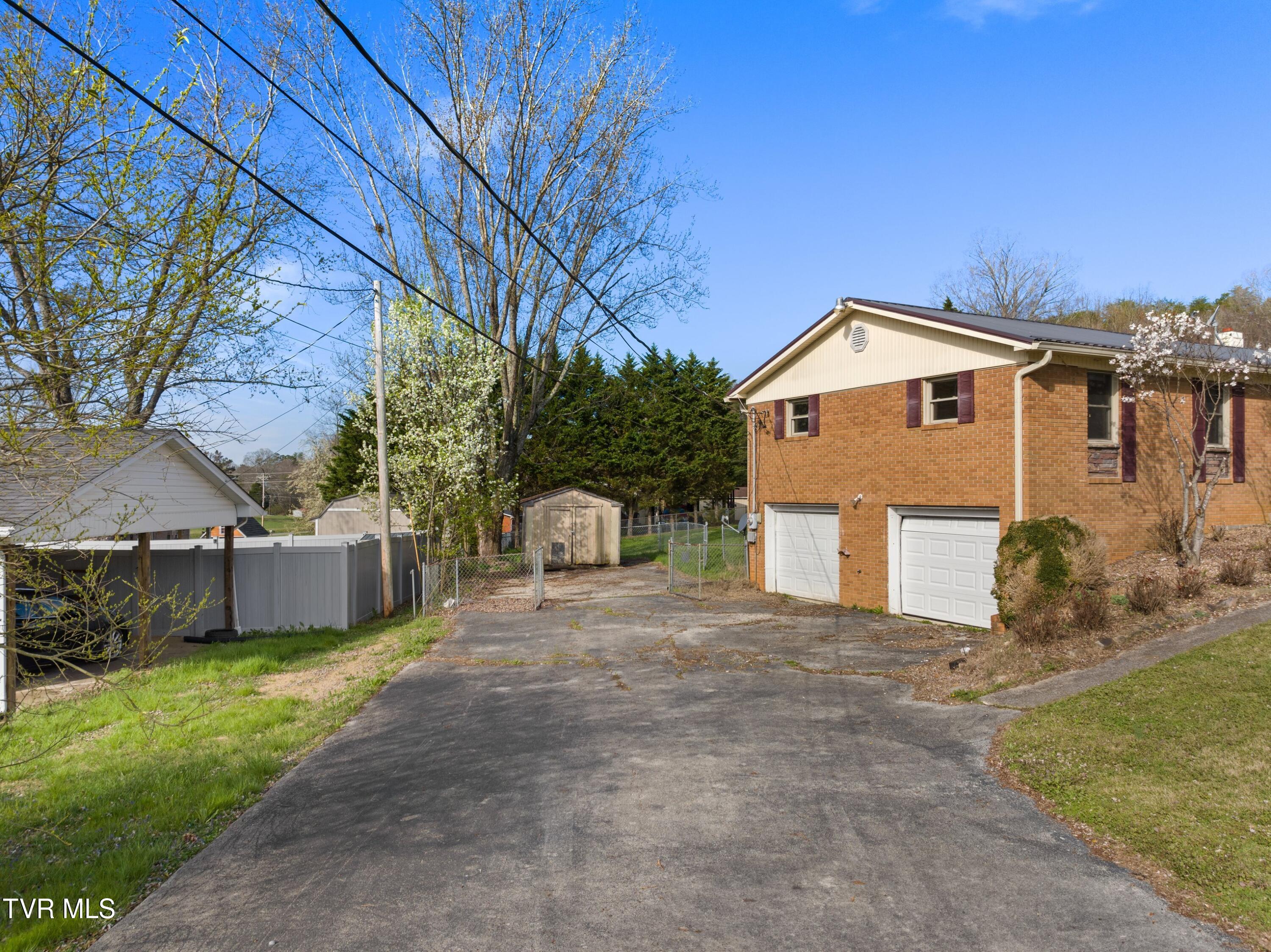 1973 Ivanhoe Road Morristown, TN 37814 - Photo 26 of 38 XJI_20240318100947_0070_D.jpg-SMALL