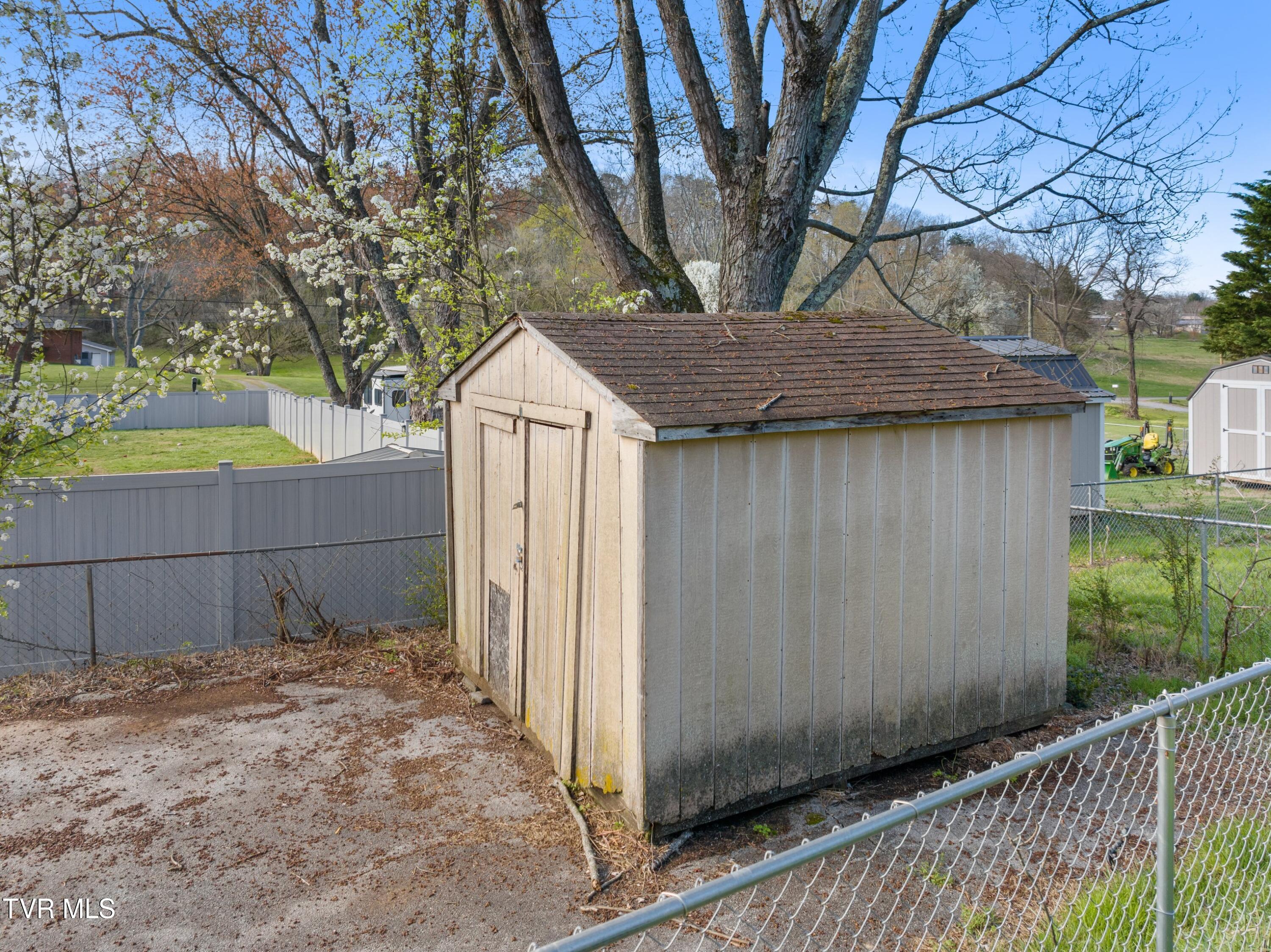 1973 Ivanhoe Road Morristown, TN 37814 - Photo 28 of 38 XJI_20240318101120_0090_D.jpg-SMALL