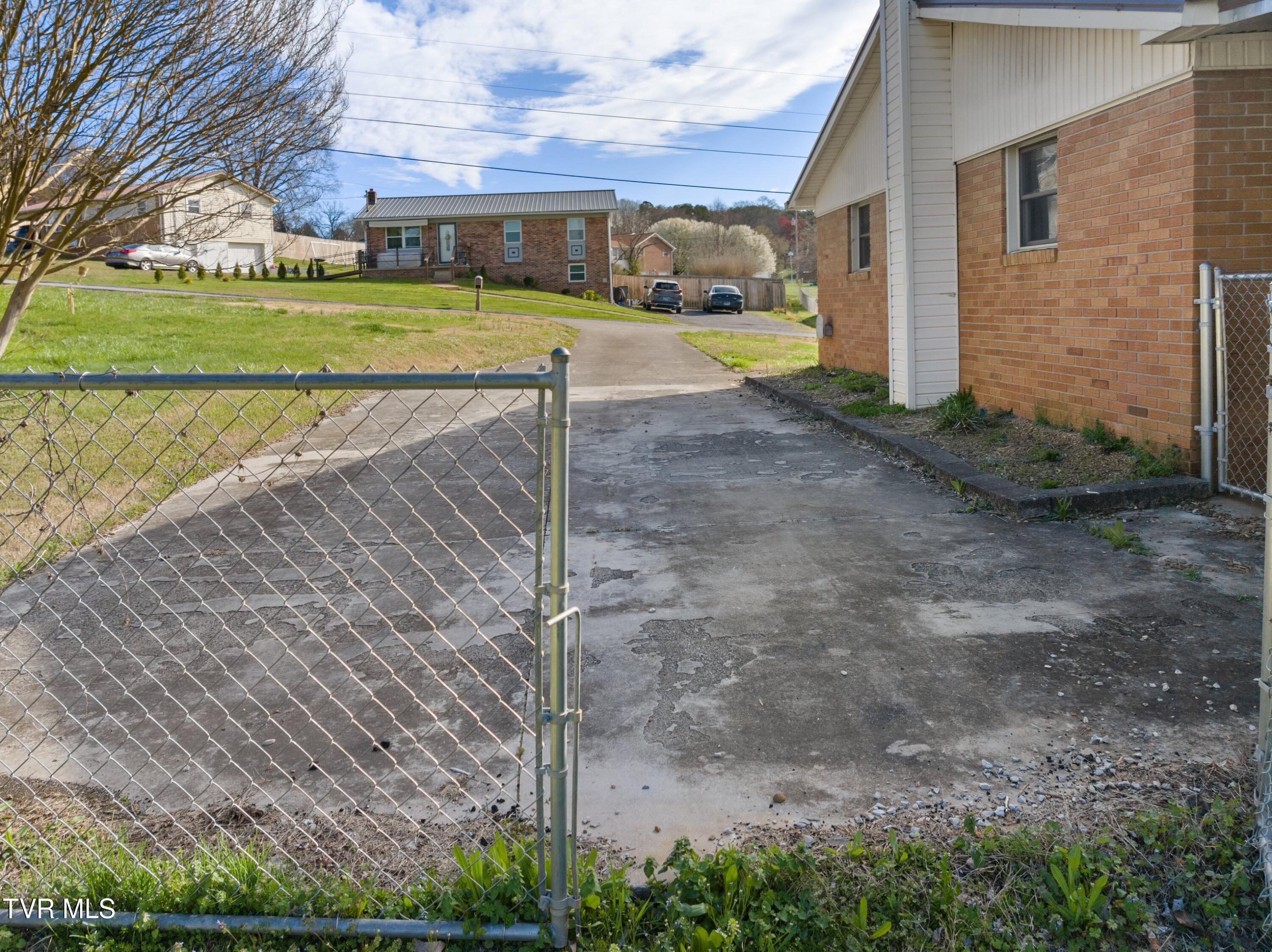 1973 Ivanhoe Road Morristown, TN 37814 - Photo 35 of 38 XJI_20240318101258_0125_D.jpg-SMALL