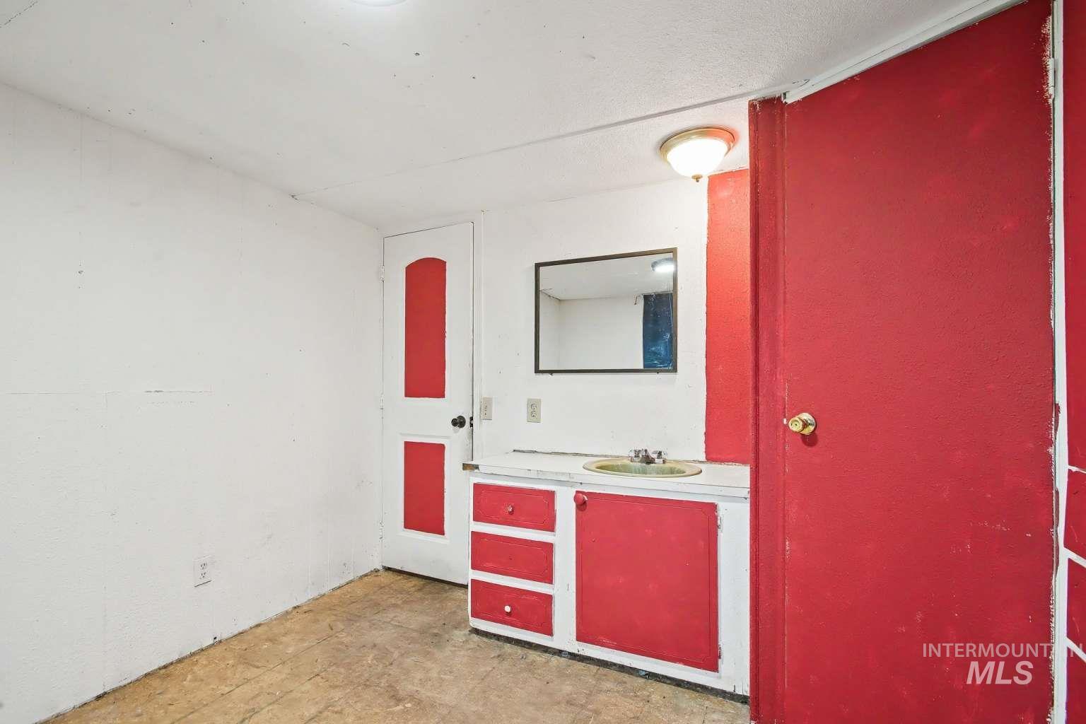 628 Burrell Avenue, Unit 5 Lewiston, ID 83501 - Photo 9 of 15 Bathroom with vanity