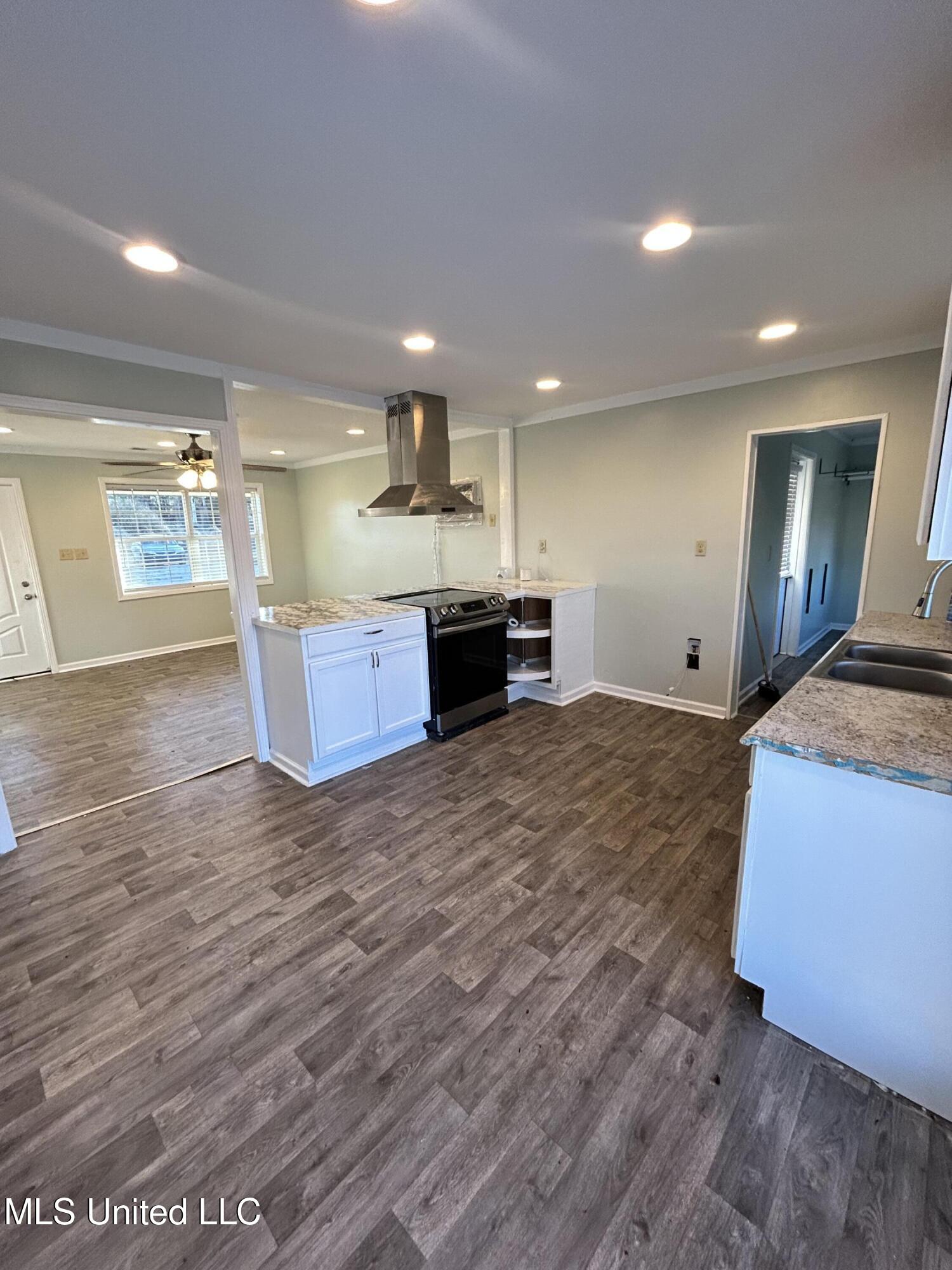 287 Stinson Road Holly Springs, MS 38635 - Photo 6 of 19 Kitchen open to living room