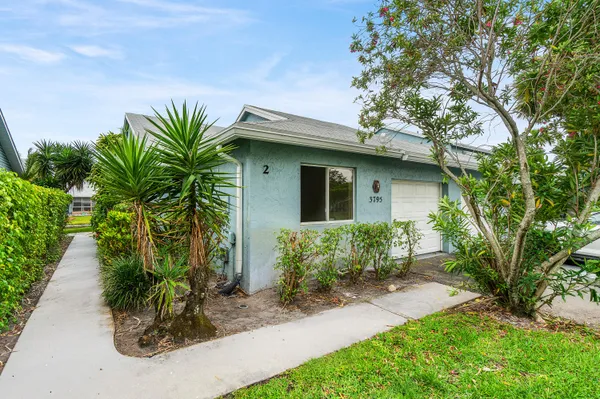 $269,000 | 3795 Island Club Circle East, Unit 10, Lake Worth, FL 33462