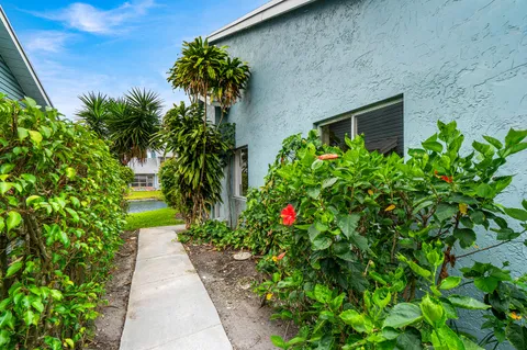 $269,000 | 3795 Island Club Circle East, Unit 10, Lake Worth, FL 33462