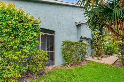 $269,000 | 3795 Island Club Circle East, Unit 10, Lake Worth, FL 33462