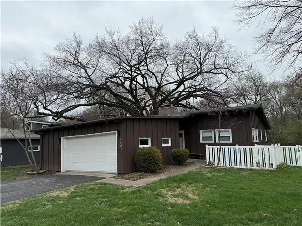 $350,000 | 5607 West 75th Terrace, Prairie Village, KS 66208