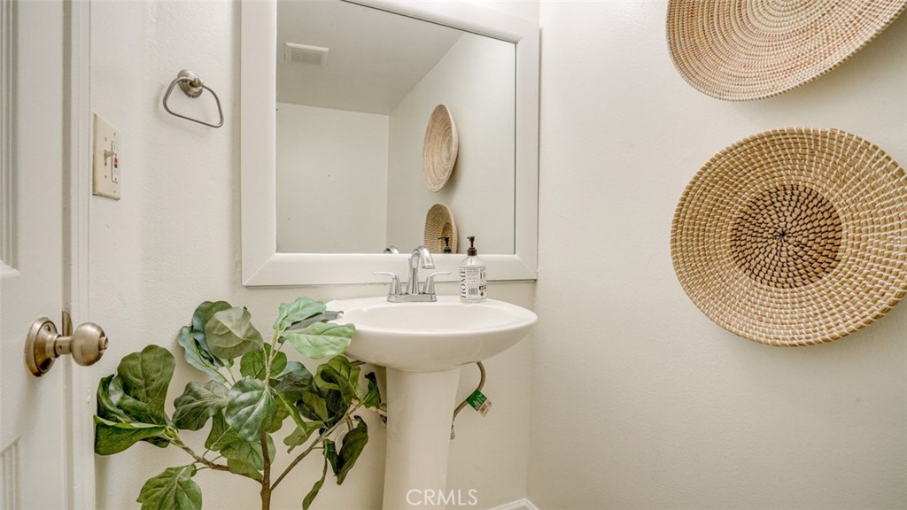 305 East Valencia Avenue, Unit R Burbank, CA 91502 - Photo 10 of 21