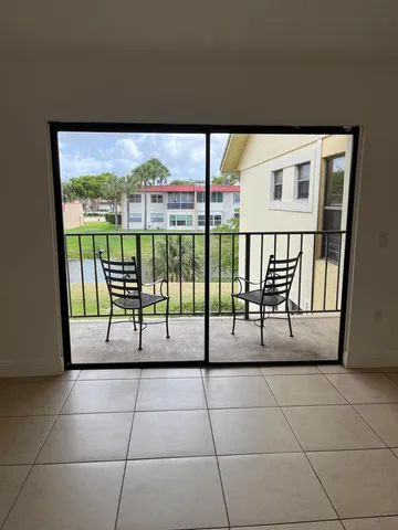 $1,950 | 1522 Lake Crystal Drive, Unit E, West Palm Beach, FL 33411