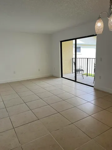 $1,950 | 1522 Lake Crystal Drive, Unit E, West Palm Beach, FL 33411