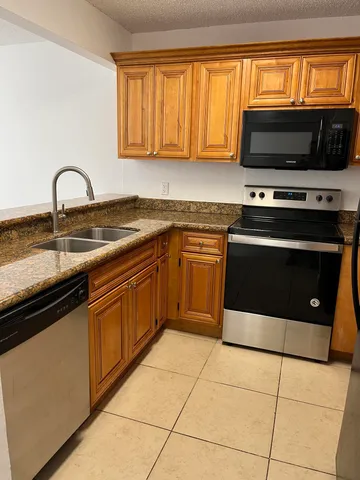 $1,950 | 1522 Lake Crystal Drive, Unit E, West Palm Beach, FL 33411