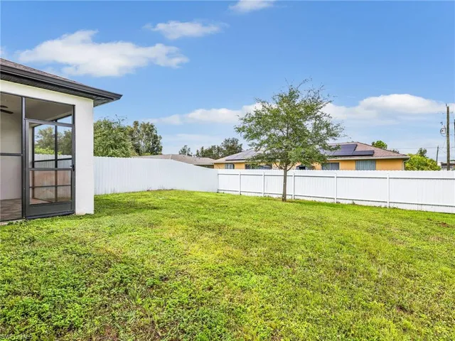 a view of a backyard