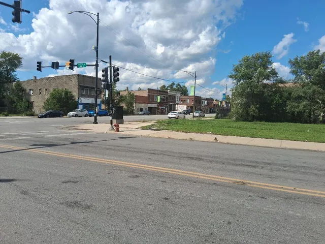 a view of a fountain in front of a building