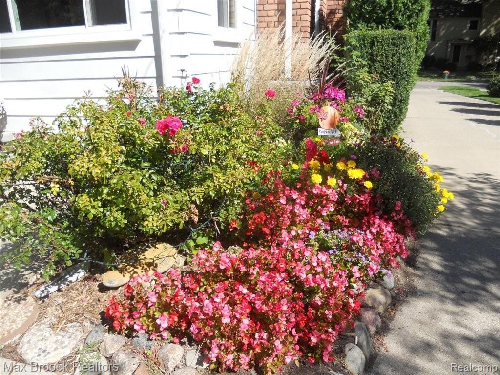 3875 Cumberland Road Berkley, MI 48072 - Photo 34 of 36 Gardener's Paradise