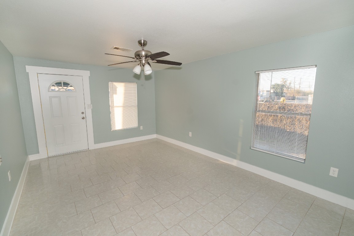 4826 Bristol Street Houston, TX 77009 - Photo 20 of 25 an empty room with windows and fan
