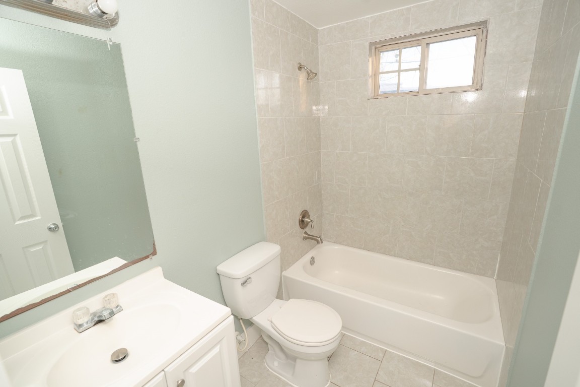 4826 Bristol Street Houston, TX 77009 - Photo 21 of 25 a bathroom with a sink a toilet and bathtub