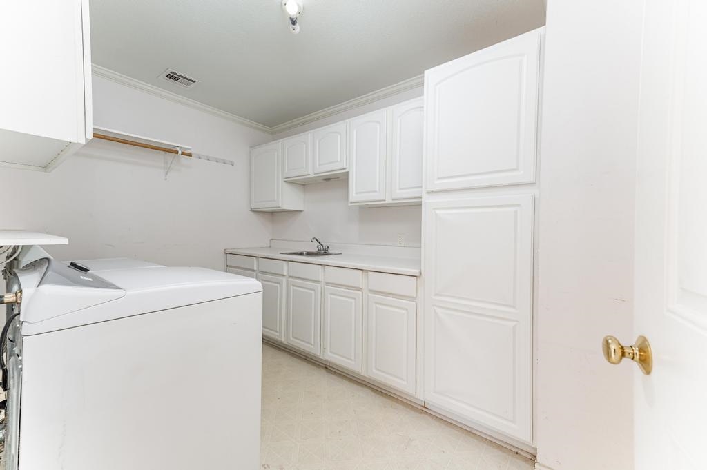 1917 Simpson Avenue Winfield, KS 67156 - Photo 13 of 32