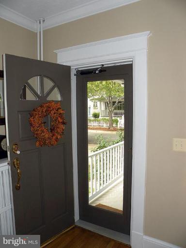 10 West Spring Street Alexandria, VA 22301 - Photo 3 of 24 Entrance / Foyer