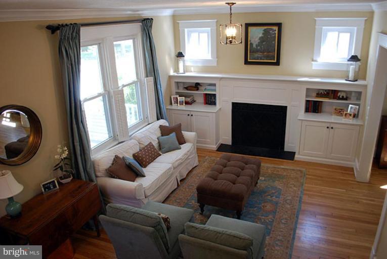 10 West Spring Street Alexandria, VA 22301 - Photo 5 of 24 Living Room