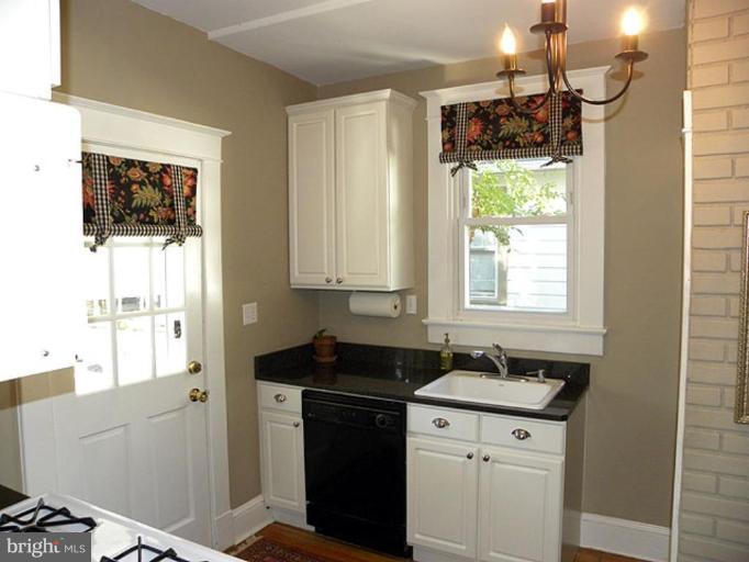 10 West Spring Street Alexandria, VA 22301 - Photo 9 of 24 Kitchen