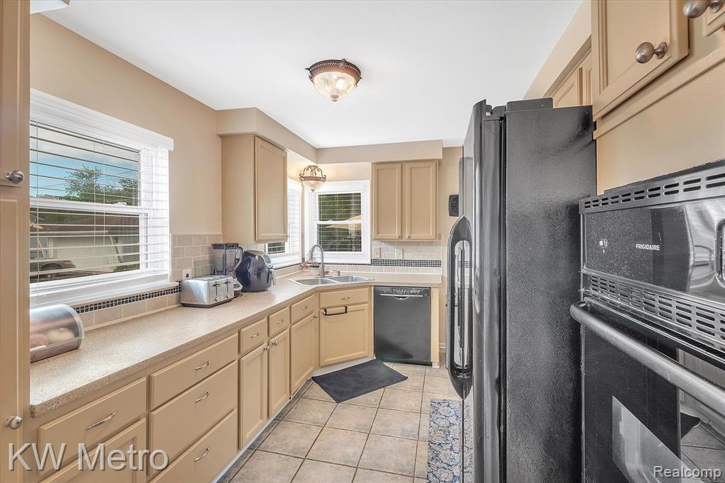 31833 Marblehead Road Farmington, MI 48336 - Photo 12 of 35 Gallery Image 12