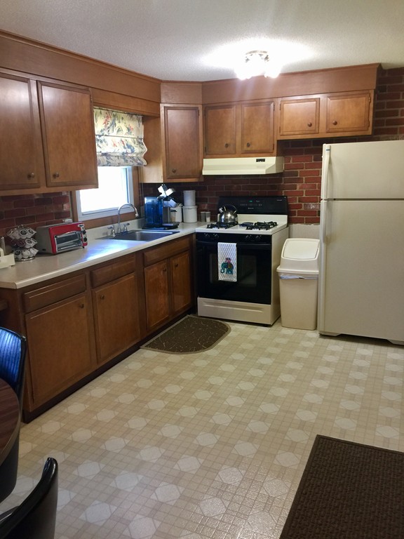 114 Garnet Street Springfield, MA 01129 - Photo 9 of 13
