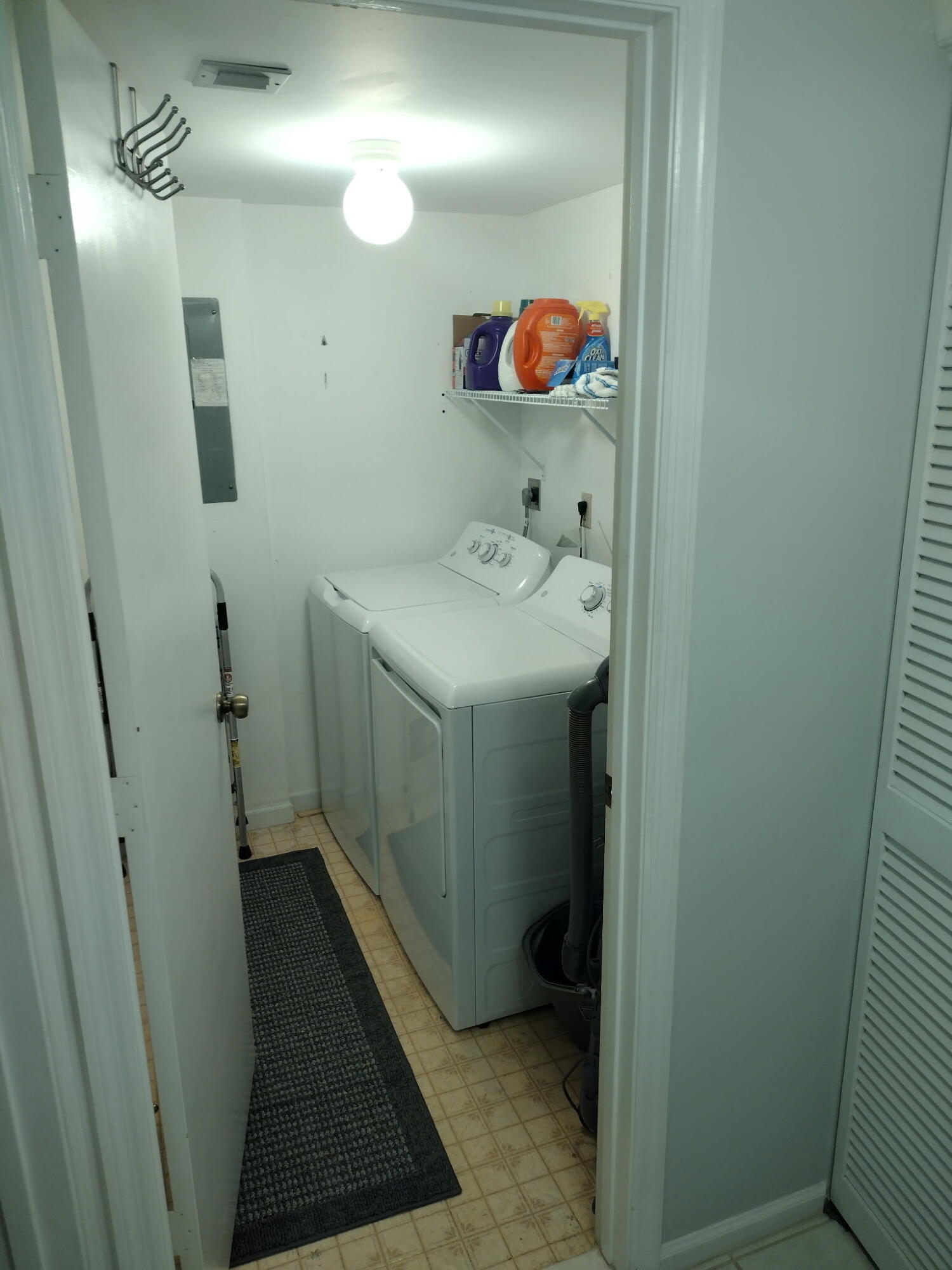 950 South Kanner Highway, Unit 508 Stuart, FL 34994 - Photo 10 of 15 a bathroom with a sink and a mirror