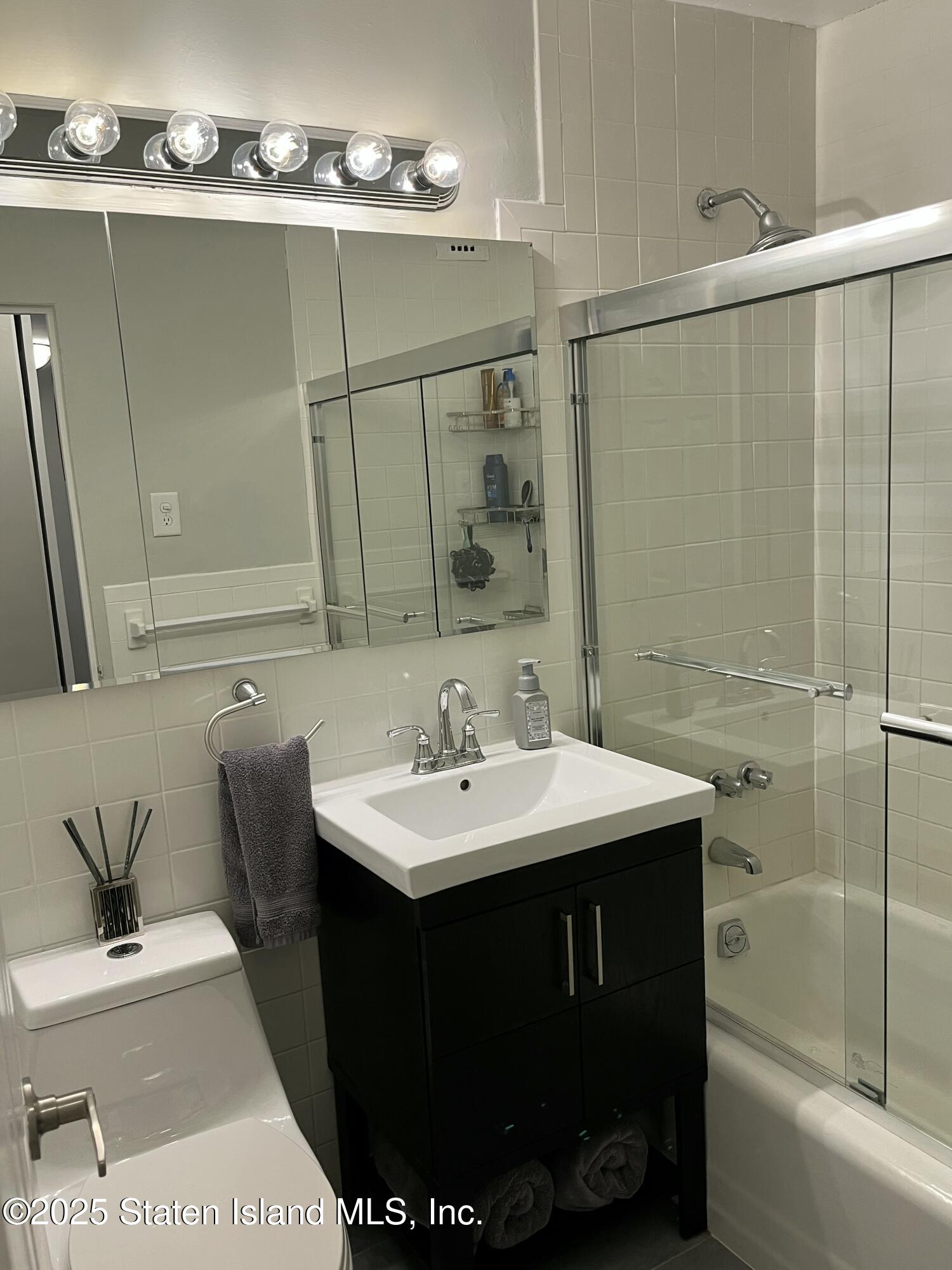 1100 Clove Road, Unit 2E Staten Island, NY 10301 - Photo 19 of 37 Full Bathroom