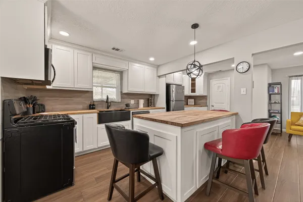 $2,400 | 8307 Carvel Lane, Houston, TX 77036