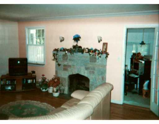 103 Lee Road Pittsburgh, PA 15237 - Photo 2 of 7 Living Room.