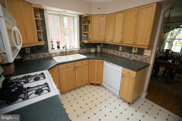 9615 Clearview Place Silver Spring, MD 20901 - Photo 4 of 30 Kitchen