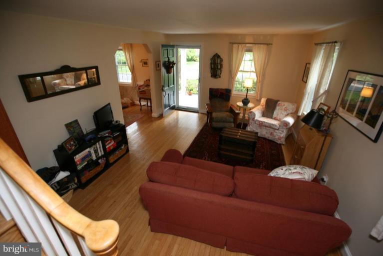 9615 Clearview Place Silver Spring, MD 20901 - Photo 6 of 30 Living Room