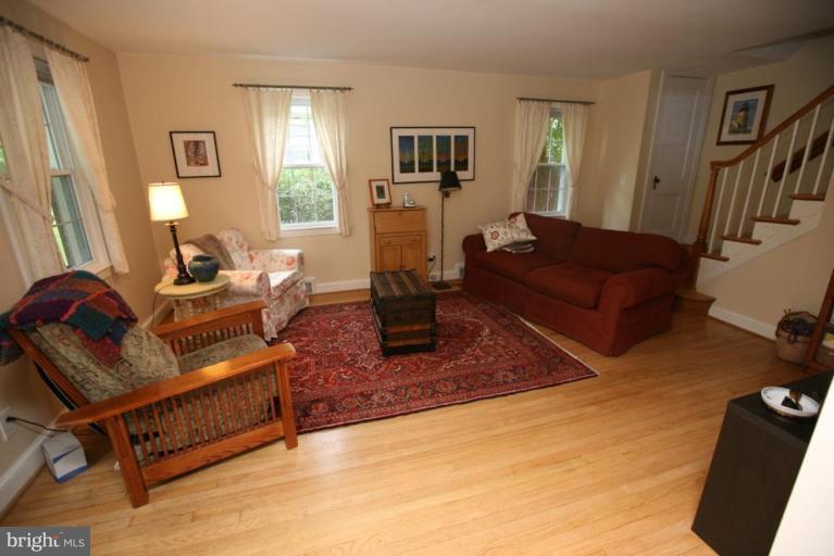 9615 Clearview Place Silver Spring, MD 20901 - Photo 7 of 30 Living Room #3