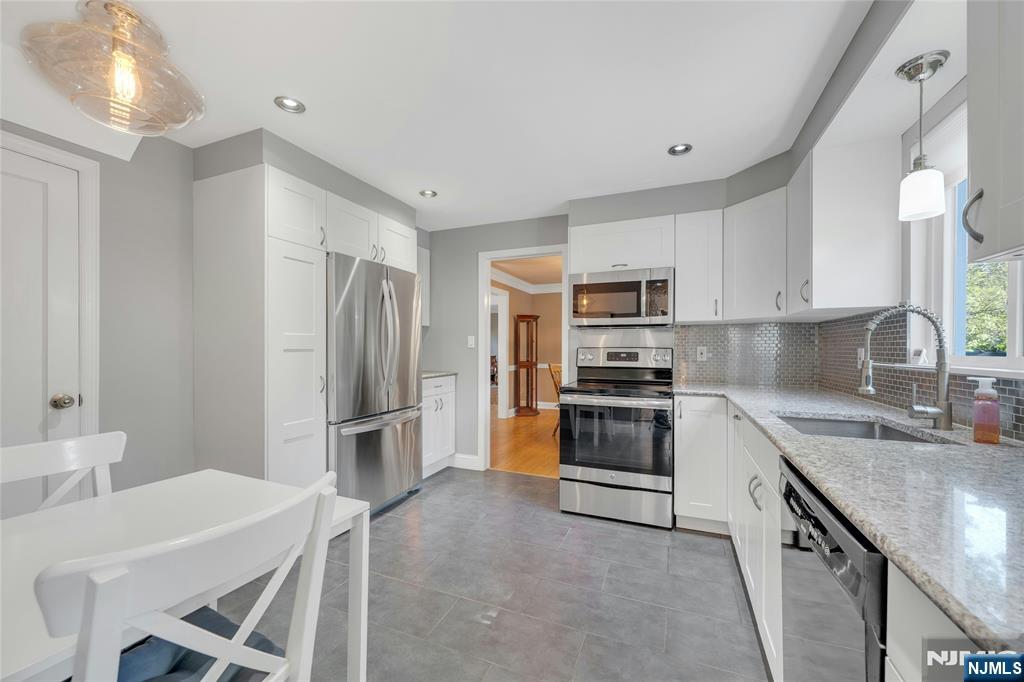 678 Millbrook Road River Edge, NJ 07661 - Photo 11 of 34