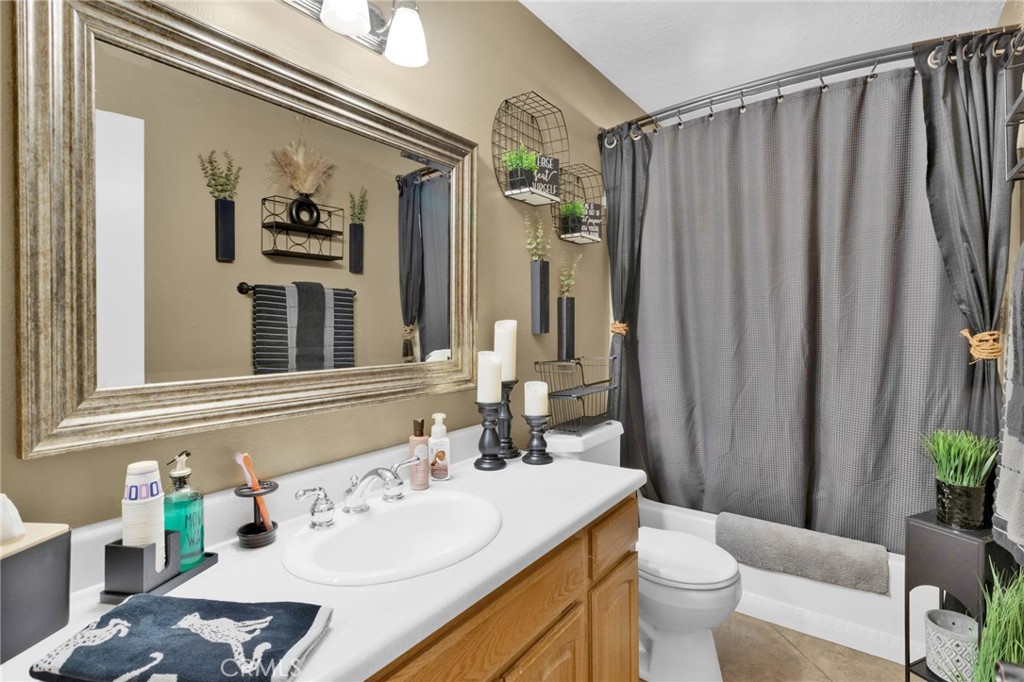 21940 Carlisle Road Apple Valley, CA 92307 - Photo 18 of 32 a bathroom with a sink toilet and shower
