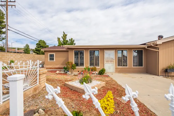 a view of a house with backyard and sitting area