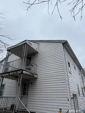a view of a roof of the house
