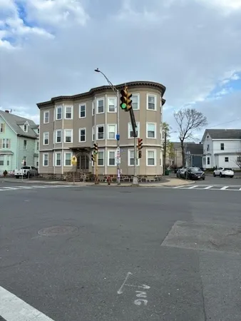 $1,900 | 180 Lewis Street, Unit 2, Lynn, MA 01902