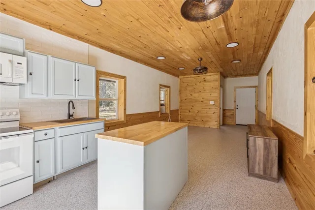 $790,000 | 118 Roosevelt Drive, Shepherd, TX 77371