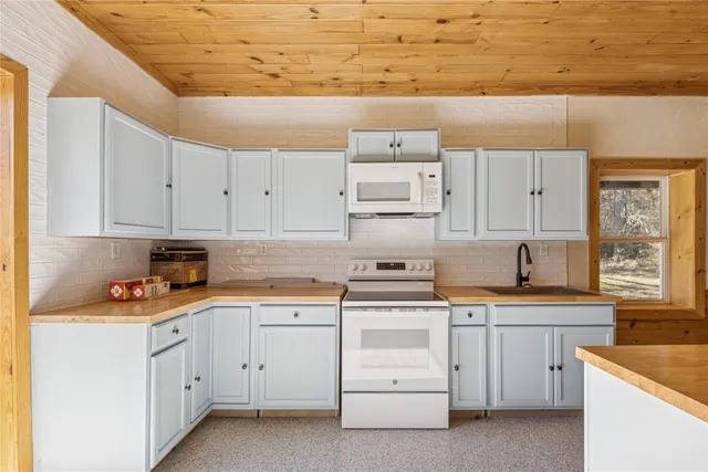 $790,000 | 118 Roosevelt Drive, Shepherd, TX 77371