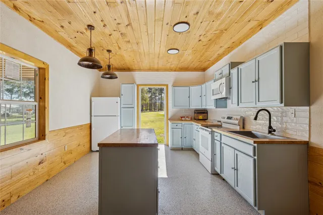 $790,000 | 118 Roosevelt Drive, Shepherd, TX 77371